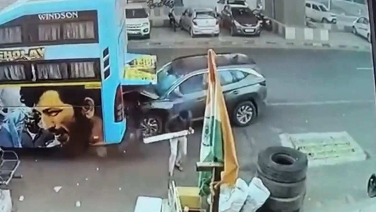 Pár kroků. Mechanik v Indii těsně unikl nárazu SUV do odstaveného autobusu